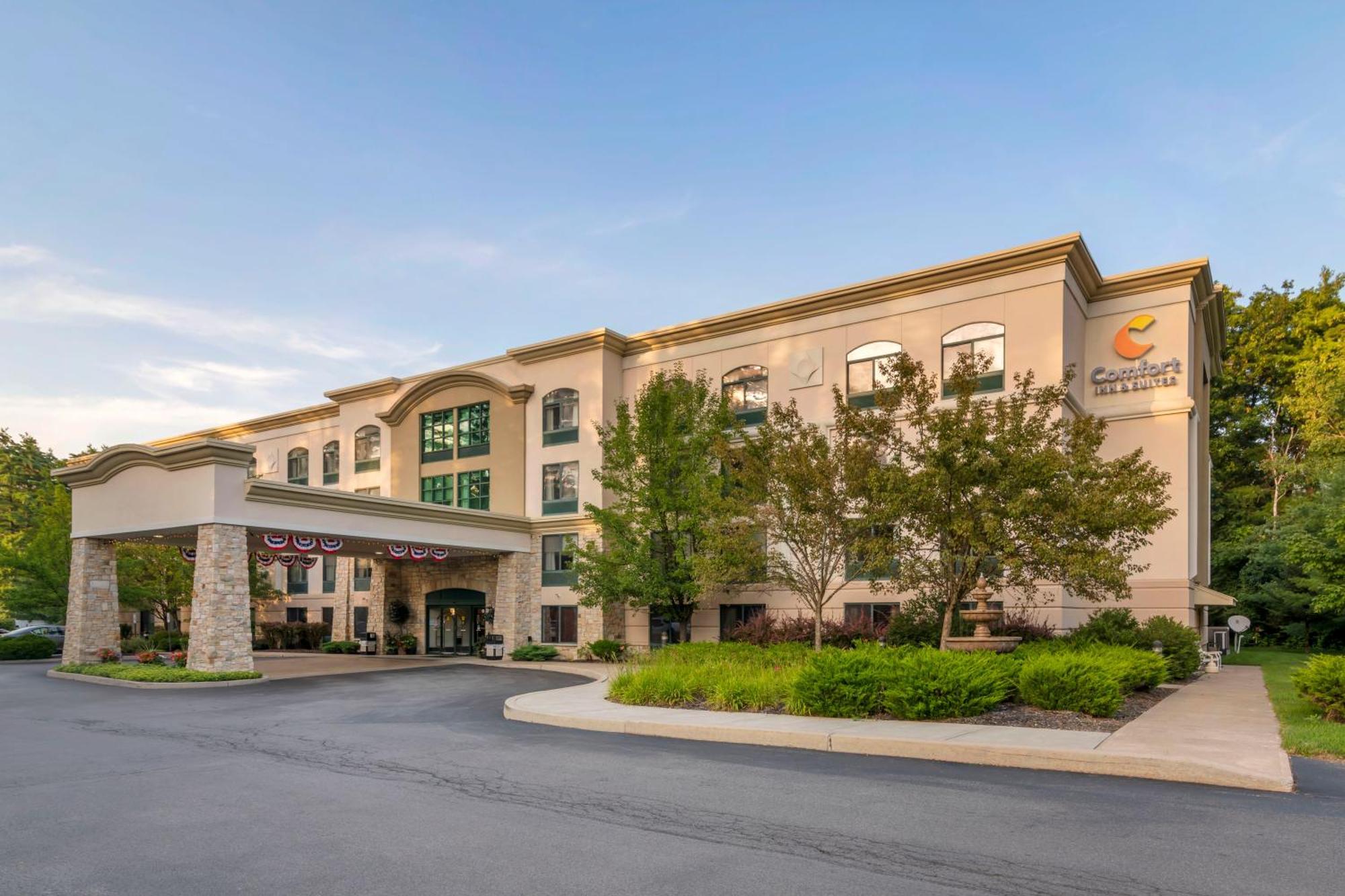 Comfort Inn & Suites Lake George Exterior photo